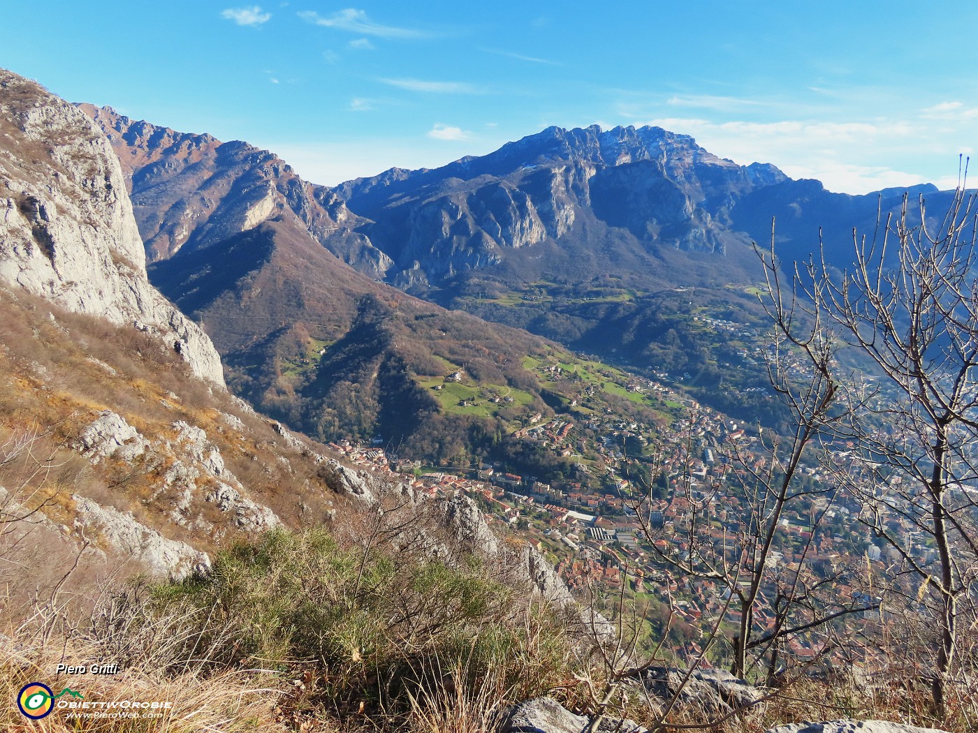 39 Finalmente un attimo di sosta...con vista sul Corno Medale, in Due Mani e Resegone.JPG